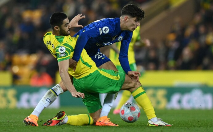 Kabak im Duell mit Chelseas Kai Havertz. Foto: Glyn Kirk/AFP via Getty Images