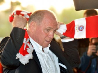 Uli Hoeneß freut sich auf die Spiele des FC Bayern. Foto: Peter Kneffel Uli Hoeneß freut sich auf die Spiele des FC Bayern. Foto: Peter Kneffel