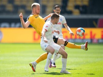 Sebastian Mai (l) musste sich mit Dresden mit einem Punkt gegen Holstein Kiel (hier Aleksandar Ignjovski) begnügen. Sebastian Mai (l) musste sich mit Dresden mit einem Punkt gegen Holstein Kiel (hier Aleksandar Ignjovski) begnügen.