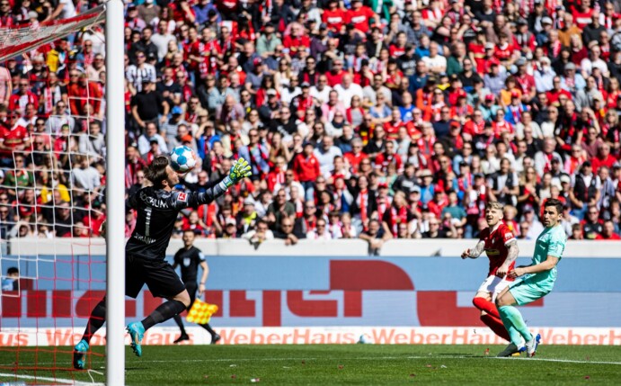 Der Freiburger Lukas Kübler (M.) traf zum 1:0.