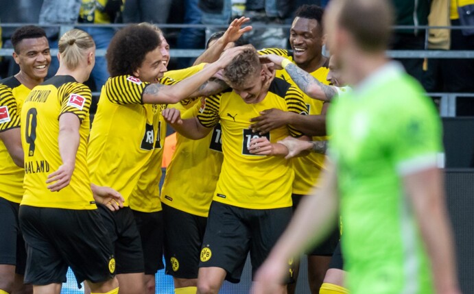 Der Dortmunder Tom Rothe (3.v.r.) wird von seinen BVB-Kollegen gefeiert.