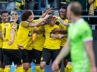 Der Dortmunder Tom Rothe (3.v.r.) wird von seinen BVB-Kollegen gefeiert. Der Dortmunder Tom Rothe (3.v.r.) wird von seinen BVB-Kollegen gefeiert.