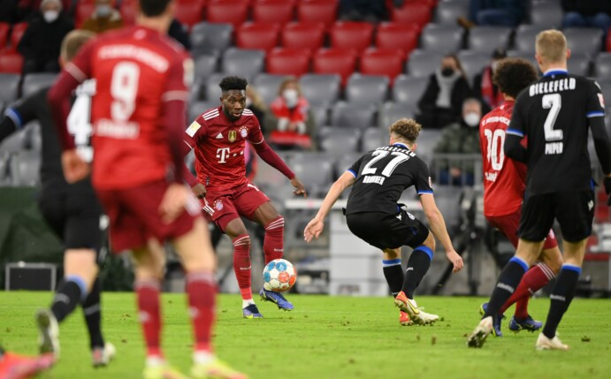 Über 70 Minuten brauchte der FCB im Hinspiel, um das Bollwerk der Arminia zu knacken. Foto: Sebastian Widmann/Getty Images