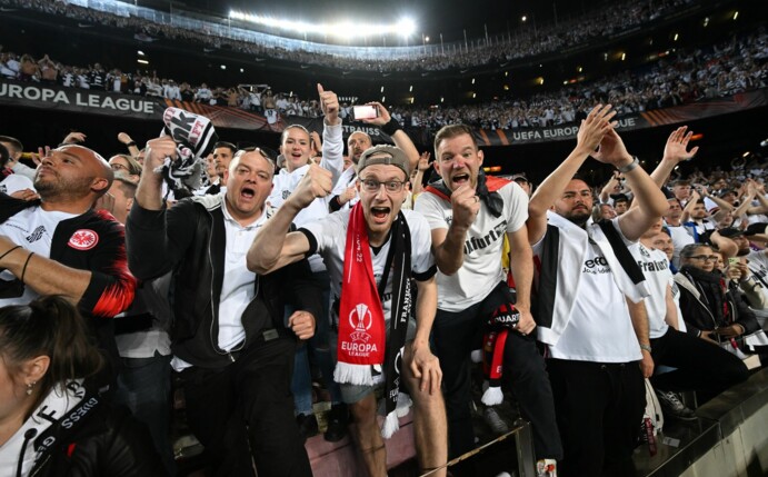 Mehr als 30.000 Fans von Eintracht Frankfurt haben beim Spiel gegen den FC Barcelona ihr Team im Stadion Camp Nou angefeuert.
