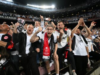 Mehr als 30.000 Fans von Eintracht Frankfurt haben beim Spiel gegen den FC Barcelona ihr Team im Stadion Camp Nou angefeuert. Mehr als 30.000 Fans von Eintracht Frankfurt haben beim Spiel gegen den FC Barcelona ihr Team im Stadion Camp Nou angefeuert.