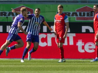 Aues Ben Zolinski (l-r) bejubelt sein Tor zum 1:0 bei Heidenheim mit Malcolm Cacutalua. Aues Ben Zolinski (l-r) bejubelt sein Tor zum 1:0 bei Heidenheim mit Malcolm Cacutalua.
