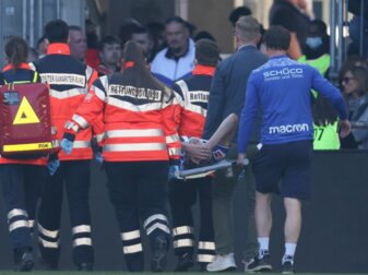 Bielefelds Fabian Kunze wird verletzt vom Platz getragen.