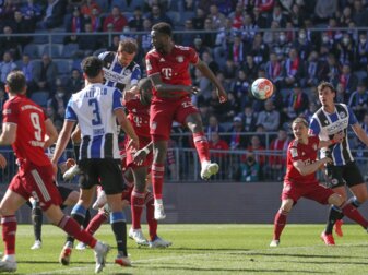 Bielefelds Manuel Prietl (4.v.l) liefert sich mit Münchens Tanguy Nianzou (M) einen Zweikampf. Bielefelds Manuel Prietl (4.v.l) liefert sich mit Münchens Tanguy Nianzou (M) einen Zweikampf.
