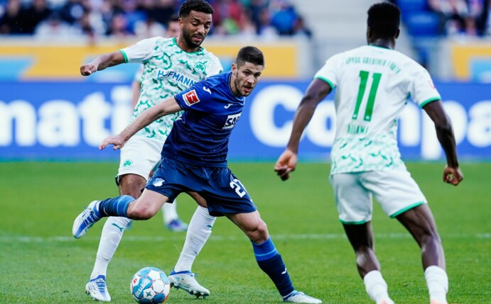 Fürths Timothy Tillman (l) und Hoffenheims Andrej Kramaric kämpfen um den Ball.