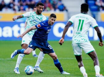 Fürths Timothy Tillman (l) und Hoffenheims Andrej Kramaric kämpfen um den Ball. Fürths Timothy Tillman (l) und Hoffenheims Andrej Kramaric kämpfen um den Ball.