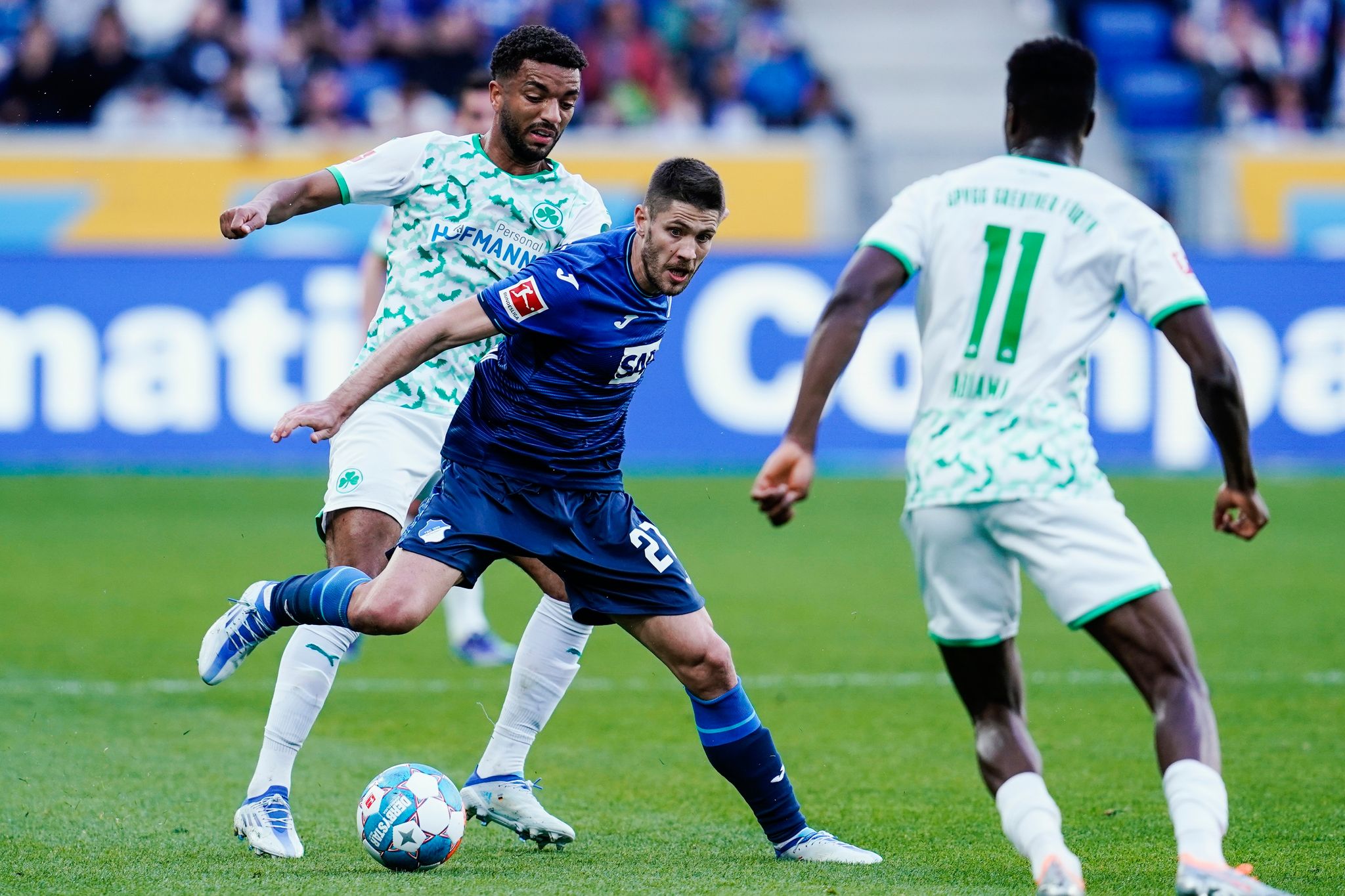 Fürths Timothy Tillman (l) und Hoffenheims Andrej Kramaric kämpfen um den Ball.