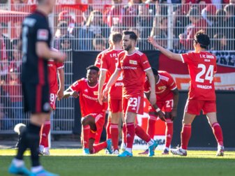 Taiwo Awoniyi (l) von Union Berlin jubelt mit Teamkollegen nach seinem Treffer zum 1:0 gegen Eintracht Frankfurt. Taiwo Awoniyi (l) von Union Berlin jubelt mit Teamkollegen nach seinem Treffer zum 1:0 gegen Eintracht Frankfurt.