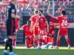 Taiwo Awoniyi (l) von Union Berlin jubelt mit Teamkollegen nach seinem Treffer zum 1:0 gegen Eintracht Frankfurt.
