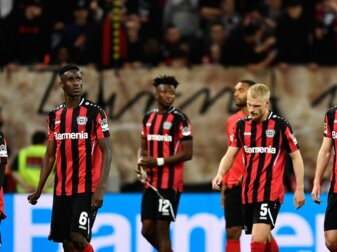 Die Leverkusener Moussa Diaby (l-r), Odilon Kossounou, Edmond Tapsoba, Mitchel Bakker und Patrik Schick gehen nach Spielende enttäuscht vom Platz. Die Leverkusener Moussa Diaby (l-r), Odilon Kossounou, Edmond Tapsoba, Mitchel Bakker und Patrik Schick gehen nach Spielende enttäuscht vom Platz.