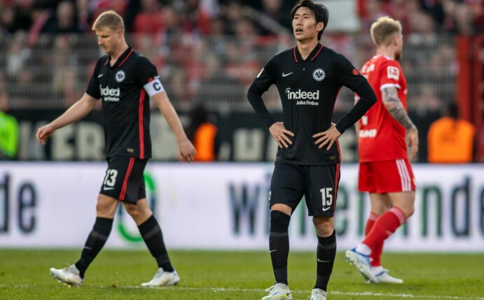 Daichi Kamada von Eintracht Frankfurt steht nach der Niederlage enttäuscht auf dem Spielfeld.