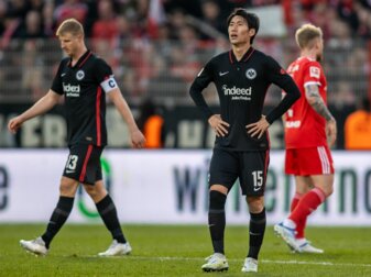 Daichi Kamada von Eintracht Frankfurt steht nach der Niederlage enttäuscht auf dem Spielfeld. Daichi Kamada von Eintracht Frankfurt steht nach der Niederlage enttäuscht auf dem Spielfeld.
