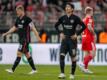 Daichi Kamada von Eintracht Frankfurt steht nach der Niederlage enttäuscht auf dem Spielfeld.