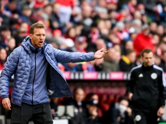 Münchens Cheftrainer Julian Nagelsmann gibt seinen Spielern Anweisungen.