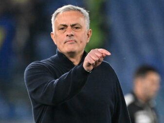 Besuchte in Neapel einen Gedenkort für Diego Maradona: Roma-Coach José Mourinho. Besuchte in Neapel einen Gedenkort für Diego Maradona: Roma-Coach José Mourinho.