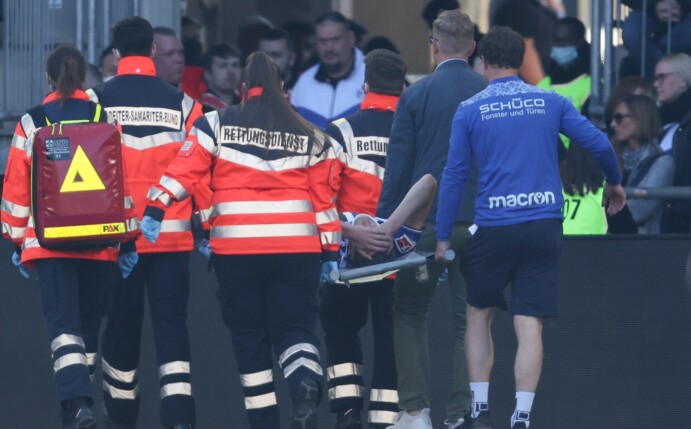Der nächste Verletzte: Bielfelds Fabian Kunze wird verletzt vom Platz getragen.