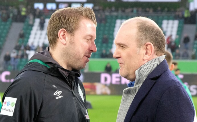 Wolfsburgs Sportchef Jörg Schmadtke (r) baut auf Trainer Florian Kohfeldt.