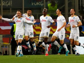 Die Spieler des SSC Neapel feiern ein Tor. Gegen die AS Rom reichte es aber nur zu einem Remis. Die Spieler des SSC Neapel feiern ein Tor. Gegen die AS Rom reichte es aber nur zu einem Remis.