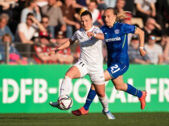 Leverkusens Irina Pando (r) und Potsdams Dina Sophia Orschmann kämpfen um den Ball.