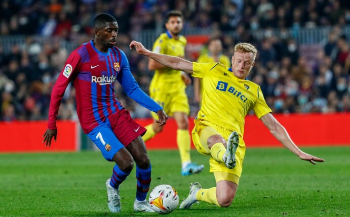 Ousmane Dembele (l) vom FC Barcelona und Jens Jonsson vom FC Cadiz kämpfen um den Ballbesitz.