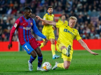 Ousmane Dembele (l) vom FC Barcelona und Jens Jonsson vom FC Cadiz kämpfen um den Ballbesitz. Ousmane Dembele (l) vom FC Barcelona und Jens Jonsson vom FC Cadiz kämpfen um den Ballbesitz.