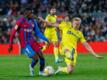 Ousmane Dembele (l) vom FC Barcelona und Jens Jonsson vom FC Cadiz kämpfen um den Ballbesitz.