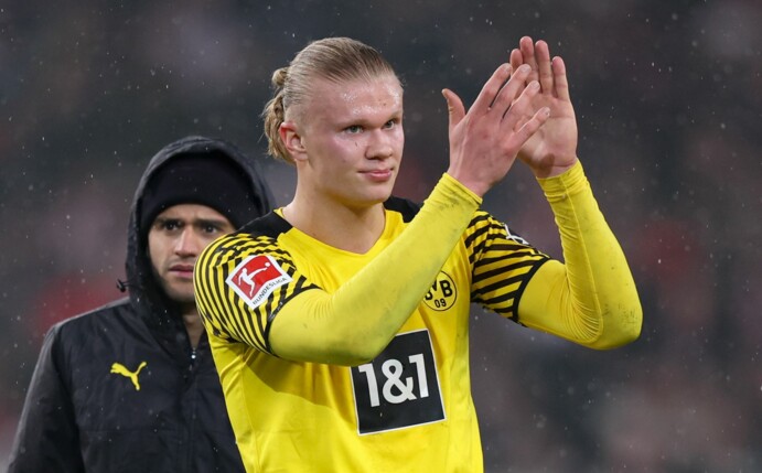 Dortmunds Erling Haaland bedankt sich nach einem Spiel bei den Fans.