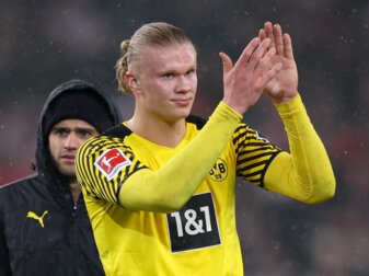 Dortmunds Erling Haaland bedankt sich nach einem Spiel bei den Fans. Dortmunds Erling Haaland bedankt sich nach einem Spiel bei den Fans.