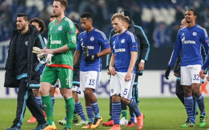 Mit hängenden Köpfen schlichen die Schalker zu ihren Fans in der Nordkurve. Foto: Maja Hitij