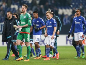 Mit hängenden Köpfen schlichen die Schalker zu ihren Fans in der Nordkurve. Foto: Maja Hitij Mit hängenden Köpfen schlichen die Schalker zu ihren Fans in der Nordkurve. Foto: Maja Hitij