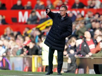 Ralf Rangnick, Trainer von Manchester United, gestikuliert am Spielfeldrand. Ralf Rangnick, Trainer von Manchester United, gestikuliert am Spielfeldrand.