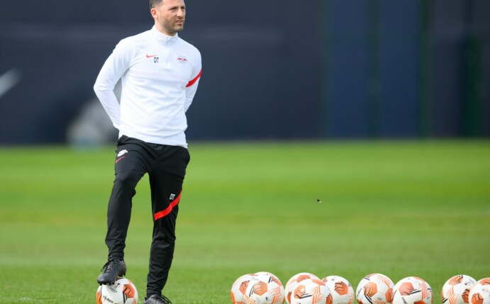 Leipzigs Trainer Domenico Tedesco verfolgt das Training seiner Mannschaft.