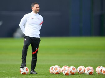 Leipzigs Trainer Domenico Tedesco verfolgt das Training seiner Mannschaft. Leipzigs Trainer Domenico Tedesco verfolgt das Training seiner Mannschaft.