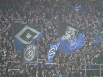 HSV-Fans stehen auf der Tribüne des Volksparkstadions. HSV-Fans stehen auf der Tribüne des Volksparkstadions.