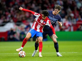 Atleticos Joao Felix (l) behauptet im Zweikampf den Ball vor Manchesters John Stones. Atleticos Joao Felix (l) behauptet im Zweikampf den Ball vor Manchesters John Stones.