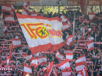 Fans von Union Berlin feuern ihr Team in der Alten Forsterei an.