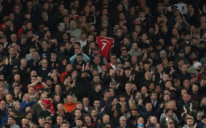 Zuschauer applaudieren in der siebten Spielminute zur Unterstützung von Manchester Uniteds Cristiano Ronaldo und dessen Partnerin Georgina Rodriguez nach deren schwerem Schicksalsschlag.