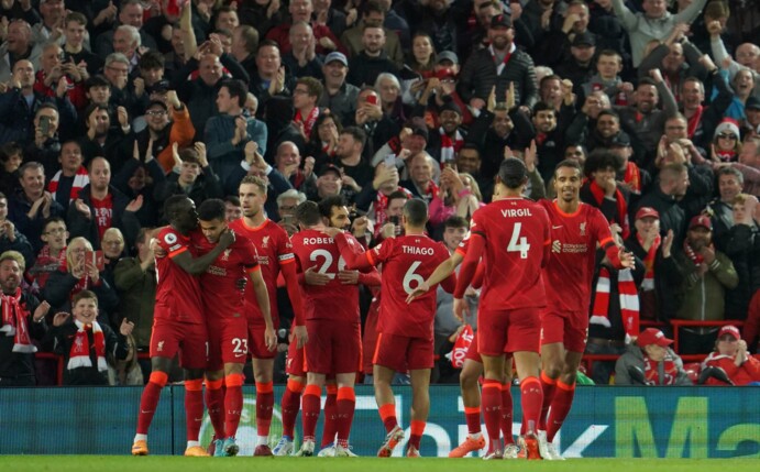 Spieler des FC Liverpool jubeln über das Tor zum 2:0 gegen Manchester United.