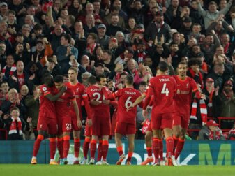 Spieler des FC Liverpool jubeln über das Tor zum 2:0 gegen Manchester United. Spieler des FC Liverpool jubeln über das Tor zum 2:0 gegen Manchester United.