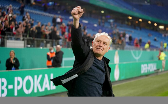 Freut sich mit den Fans über den Einzug ins Pokalfinale: Freiburgs Trainer Christian Streich.