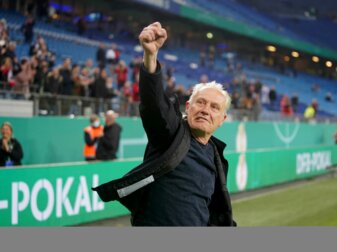 Freut sich mit den Fans über den Einzug ins Pokalfinale: Freiburgs Trainer Christian Streich. Freut sich mit den Fans über den Einzug ins Pokalfinale: Freiburgs Trainer Christian Streich.