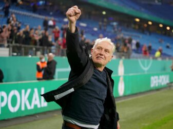 Freiburgs Trainer Christian Streich jubelt über den Sieg. Freiburgs Trainer Christian Streich jubelt über den Sieg.