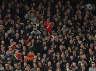 Zuschauer applaudieren in der siebten Spielminute zur Unterstützung von Manchester Uniteds Cristiano Ronaldo und dessen Partnerin Georgina Rodriguez nach deren schwerem Schicksalsschlag. Zuschauer applaudieren in der siebten Spielminute zur Unterstützung von Manchester Uniteds Cristiano Ronaldo und dessen Partnerin Georgina Rodriguez nach deren schwerem Schicksalsschlag.