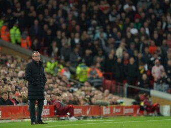 United-Trainer Ralf Rangnick steht im Anfield am Spielfeldrand. United-Trainer Ralf Rangnick steht im Anfield am Spielfeldrand.