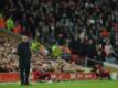 United-Trainer Ralf Rangnick steht im Anfield am Spielfeldrand.