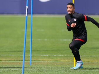 Leipzigs Spieler Benjamin Henrichs während einer Sprintübung im Training. Leipzigs Spieler Benjamin Henrichs während einer Sprintübung im Training.